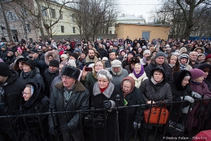 Верующие, прихожане у храма Сергия Радонежского - фото