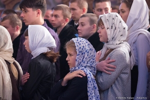 На причастие в день  освящения храма Сергия Радонежского в Царском Селе. Фото Дмитрия Фуфаева.
