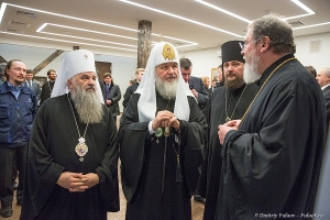 На фото: Патриарх Всея Руси Кирилл, митрополит Санкт-Петербургский и Ладожский Варсонофий, настоятель храма протоиерей Геннадий Зверев в Царском селе после освящения храма преподобного Сергия Радонежского.  Фото Дмитрия Фуфаева.