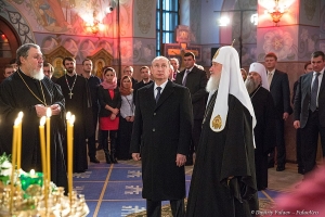 Глава государства и Предстоятель Русской Православной Церкви, митрополит Санкт-Петербургский  в сопровождении  настоятеля храма протоиерея Геннадия Зверева  посетили храм преподобного Сергия Радонежского. Фото Дмитрия Фуфаева.