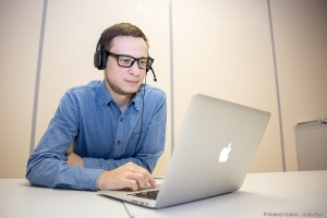 Молодой человек за компьютером, фото для рекламы