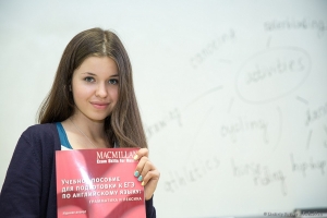 Девочка с книгами для подготовки к ЕГЭ, фото для рекламы,