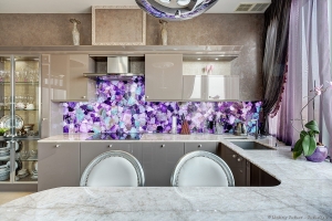 Уютный интерьер кухни, фотограф в СПб Уютный интерьер кухни с использованием натурального камня. Стеновая панель  из полудрагоценного камня Amethyst Фотосъемка интерьеров Дмитрий Фуфаев.