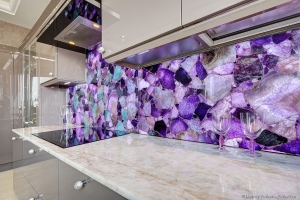 Кухонный фартук из полудрагоценного камня Amethyst Натуральный камень в интерьере кухни, Стеновая панель из полудрагоценного камня Amethystкухонный фартук, фото