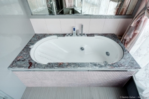 Интерьер ванной комнаты, фото в СПб.Интерьер ванной комнаты. Подиум для ванны из мрамора Salome. Фото Дмитрий Фуфаев. Фотосъемка Дмитрий Фуфаев.