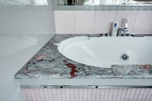 Интерьерная фотосъемка. Ванна с отделкой натуральным камнем. Подиум для ванны из мрамора Salome. Фото Дмитрий Фуфаев.Оттелка ванной натуральным камнем фото интерьеров в СПб