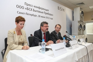 Открытие завода BSH. На фото Наталия Боброва, Ханс-Керстен Хрубеш и Фридрих Фрисс.