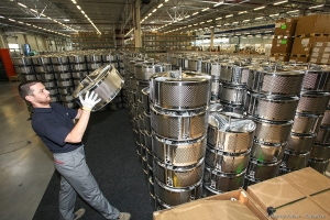 Производство стиральных машин, погрузка барабанов стиральных машин