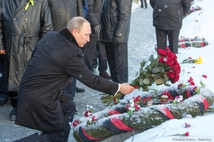 Президент возлгает цветы на Пискаревском кладбище в день снятия блокады Ленинграда фото