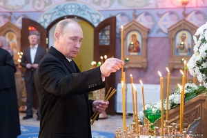 Президент Владимир Путин ставит свечи Президент Владимир Путин ставит свечи в храме Сергия Радонежского фото