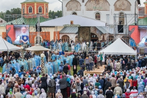 Патриарх Кирилл со Святыми Дарами Патриарх Кирилл со Святыми Дарами. Фото Дмитрия Фуфаева.