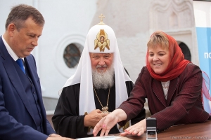 Гашение почтовой марки Патриархом Кириллом и Губернатором Ленинградской области в честь 500-летия Успенского собора.  Фотокорреспондент Дмитрий Фуфаев.