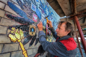 Реставрация герба на здании Аптеки доктора Пеля в Санкт-Петербурге. Фотограф Дмитрий Фуфаев.