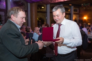 Вручение награды на новогоднем корпоративе. Фотограф на мероприятие Дмитрий Фуфаев.