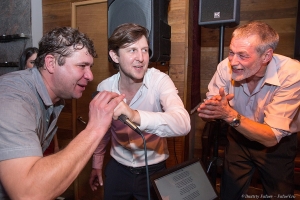 Песни на новогоднем празднике. Фотограф на корпоратив Дмитрий Фуфаев.