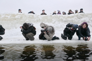 Работа фотокорреспондентов у Коещенской купели. Фото Дмитрия Фуфаева.