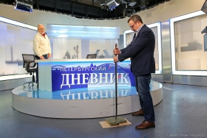 Юрий Зинчук в прямом эфире Юрий Зинчук в прямом эфире с ломом убеждается легко ли пробить крышу во время очистки от снега. Фотограф Дмитрий Фуфаев.