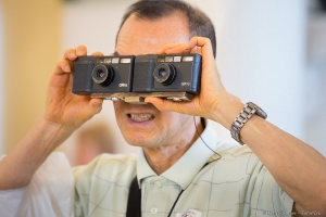 Стереофото в Эрмитаже, человек снимающий одновременно на 2 фотоаппарата, фото Дмитрия Фуфаева.