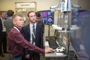 Осмотр экспозиции форума. Фотограф на мероприятие Дмитрий Фуфаев.