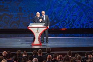 Йозеф Блаттер и Владимир Путин на предварительной жеребьевке FIFA чемпионата мира по футболу 2018 в Санкт-Петербурге.