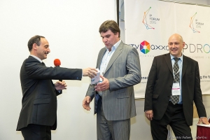 Яков Волкинд вручает подарки. Фотограф Дмитрий Фуфаев.