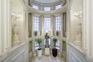 Парадная лестница. Особняк Великой княгини Ольги Александровны Романовой. Фотограф Дмитрий Фуфаев.