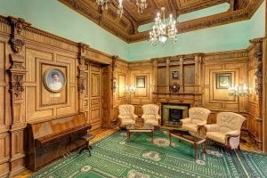 Дубовая гостиная. Справа на стене портрет хозяйки особняка - Великой Княгини Ольги Александровны Романовой. Интерьерный фотограф Дмитрий Фуфаев.