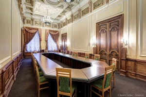 Парадная столовая. Стены двери выполнены из орехового дерева. Фотограф Дмитрий Фуфаев.