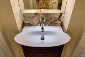 Раковина в одном из санузлов коттеджа. Фотосъемка интерьеров Дмитрий Фуфаев.