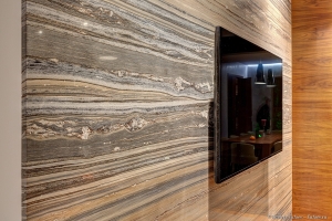 Стена из натурального камня с телевизором. Фотосъемка коттеджа Дмитрий Фуфаев.