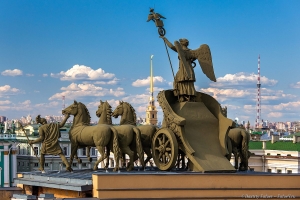 Скульптура на арке Главного штаба. Колесница Славы на фоне шпиля Петропавловского собора в Санкт-Петербурга. Виды Санкт - Петербурга с птичьего полета. Фотограф Дмитрий Фуфаев.