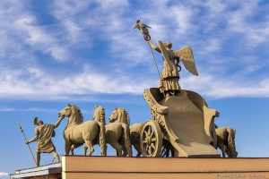 Скульптура на арке Главного штаба. Колесница Славы на фоне неба Санкт-Петербурга. Фотограф Дмитрий Фуфаев.