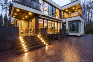 Архитектурная фотосъемка коттеджа. Мокрые ступени. Архитектор Дмитрий Кругляк. Фотограф Дмитрий Фуфаев.