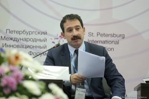 Шадрин Артем Евгеньевич  -  портрет на Петербургском Международном Инновационном Форуме. Фотограф на мероприятие Дмитрий Фуфаев.