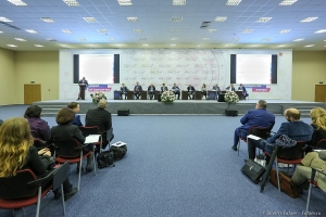 Президиум пленарного заседания. Фотограф на мероприятие Дмитрий Фуфаев.