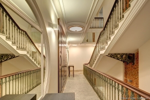 Интерьерная фотосъемка. Бутик-Отель 1852. Лестница в старинном доме Петербурга. Фотограф Дмитрий Фуфаев.