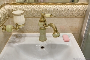 Раковина в ванной комнате. Интерьерная фотосъемка комплекса апартаментов 