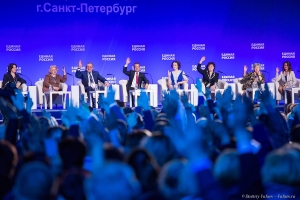 Во время голосования на форуме Спикеры и зал на форуме партии Единая Россия. Фотограф на форум, деловое мероприятие Дмитрий Фуфаев.