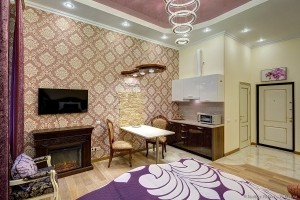 Номер с камином в комплексе апартаментов.  Камин в интерьере комнаты. Мини-кухня и столовая. Фотосъемка недвижимости Дмитрий Фуфаев.