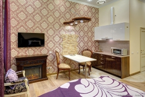 Номер с камином в комплексе апартаментов.  Камин в интерьере комнаты. Мини-кухня и столовая. Фотосъемка недвижимости Дмитрий Фуфаев.