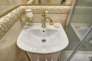 Раковина в номере отеля. Фотосъемка недвижимости. Интерьерный фотограф Дмитрий Фуфаев.