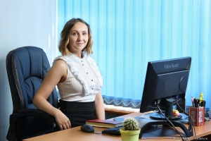 Фотосъемка сотрудников на рабочем месте.  Портрет сотрудницы. Фотограф Дмитрий Фуфаев.