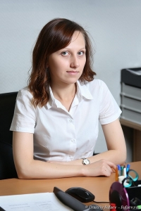 Портрет сотрудницы СРО. Фотосъемка сотрудников на рабочем месте. Фотограф Дмитрий Фуфаев.