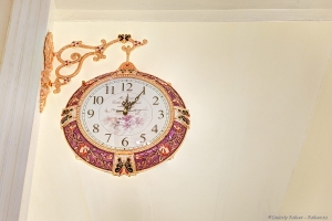 Часы - деталь в интерьере. Фотосъемка интерьеров и недвижимости. Фотограф Дмитрий Фуфаев.