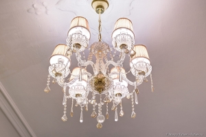 Красивая люстра - украшение интерьера. Фотосъемка интерьеров и недвижимости. Фотограф Дмитрий Фуфаев.