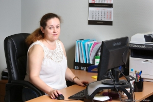 Портрет сотрудницы СРО на рабочем месте. Фотограф Дмитрий Фуфаев.