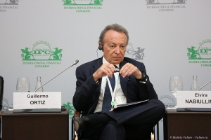 Спикер Международного финансового форума  Гильермо Ортис - Председатель консультативного совета, Финансовая группа Banorte. Фотограф на деловое мероприятие Дмитрий Фуфаев.