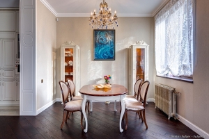 Фотосъемка мебели в интерьере столовой. Стол, шкафчики для посуды из натурального дерева. Фотограф интерьеров и мебели Дмитрий Фуфаев.