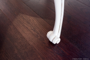 Резная ножка белого стола. Фотосъемка изделий из дерева и эксклюзивной мебели - фотограф Дмитрий Фуфаев.