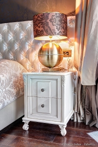 Белая прикроватная тумбочка из дерева. Фотосъемка мебели Дмитрий Фуфаев.